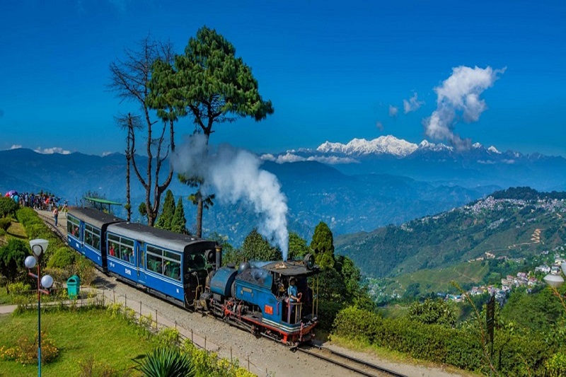 Darjeeling-toy-train-Featured