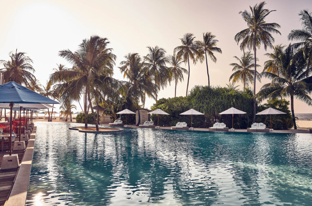 finolhu-resort-maldives-beach-bar-beachclub